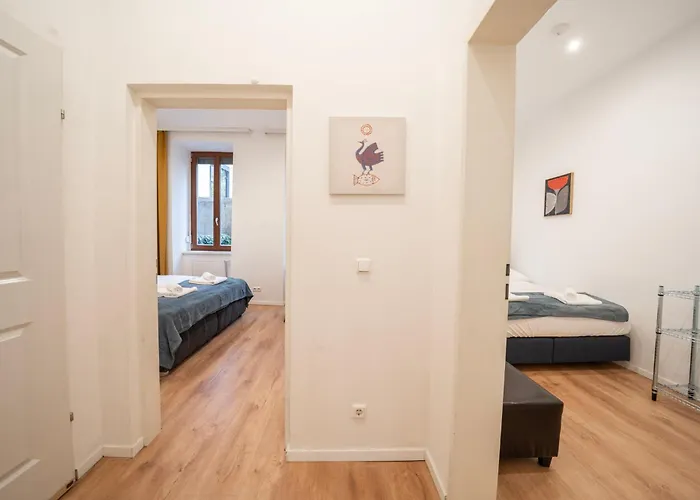 3 King-size Beds, 15 Min From Hauptbahnhof, Ground Floor דירה *